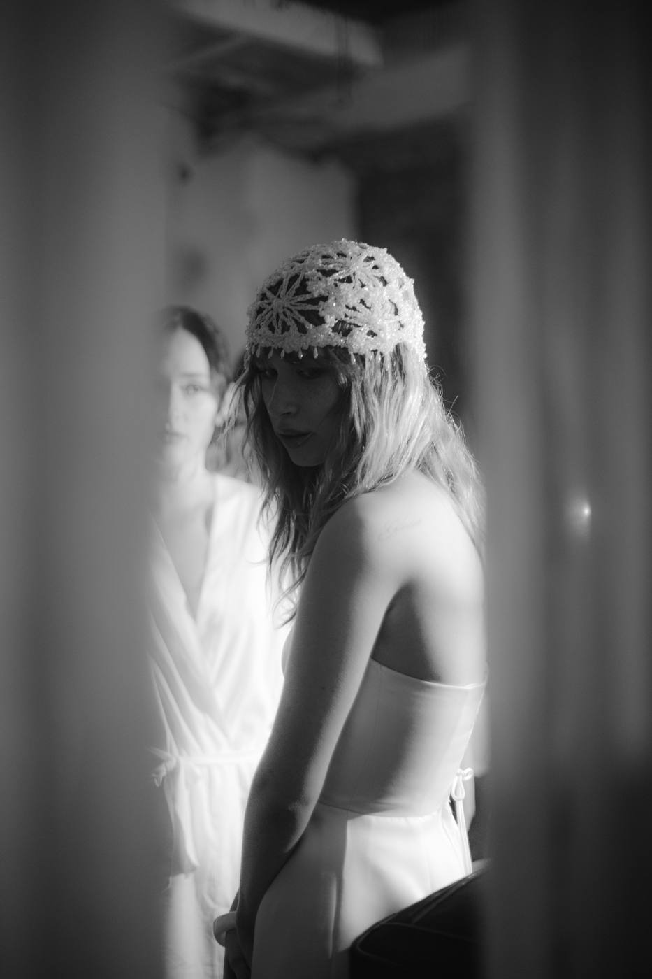 Retrato en blanco y negro de novia con cofia bordada