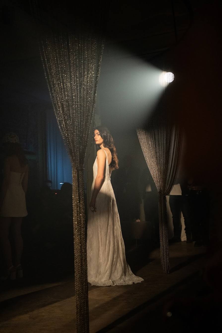 Novia con vestido de novia en backstage con luz tenue