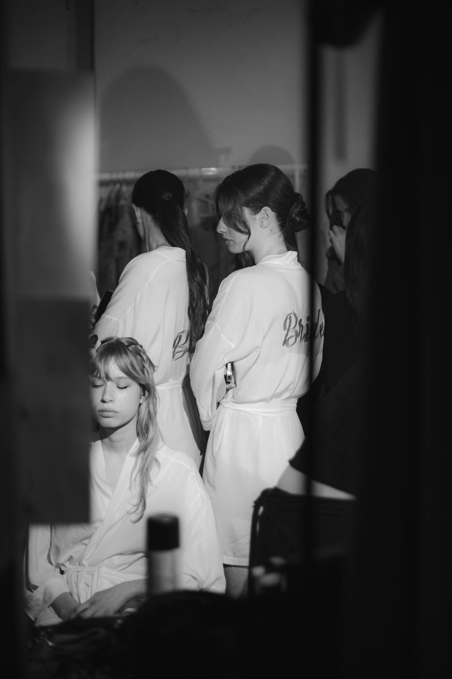 Damas de honor en batas blancas bordadas, backstage