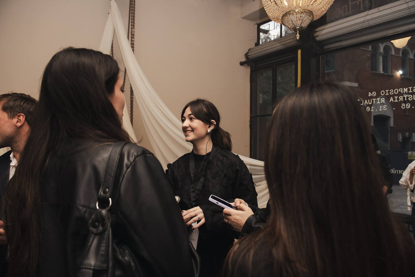 Valentina Buffa sonriendo en backstage de un evento de moda